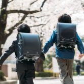 遅刻しそうな小学生