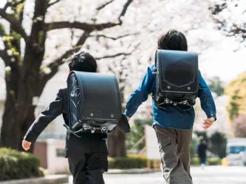 遅刻しそうな小学生